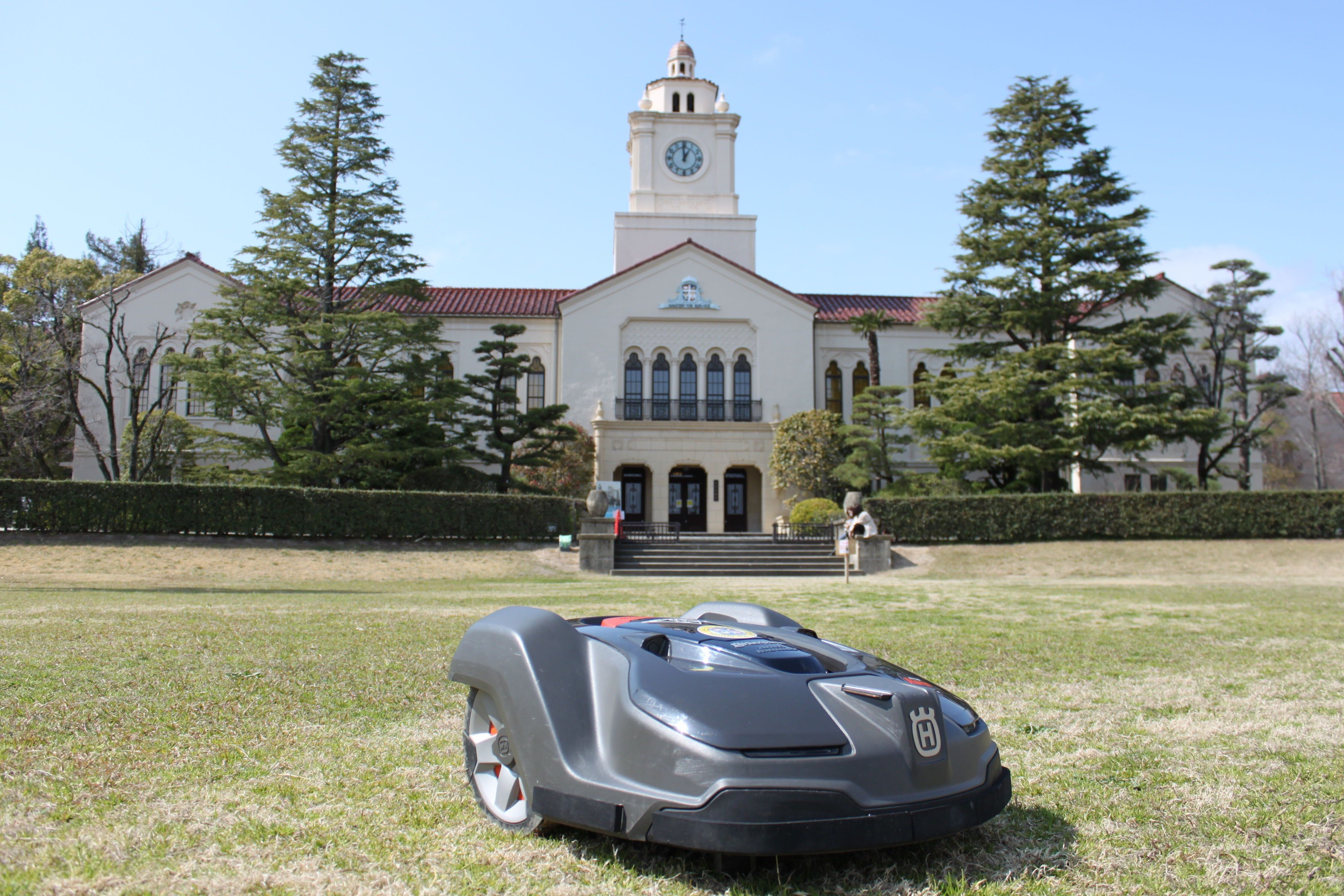 リモコン芝刈り機、自動芝刈りロボット、ロボット芝生管理